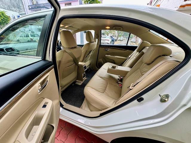 https://images10.gaadi.com/usedgaadi-sellcar/UsedCar/4e2766a5-f043-4a74-aac7-96b10f2a3a3f/586d8d90-3226-4dfb-958c-ddebe6eab187.jpeg?imwidth=6402