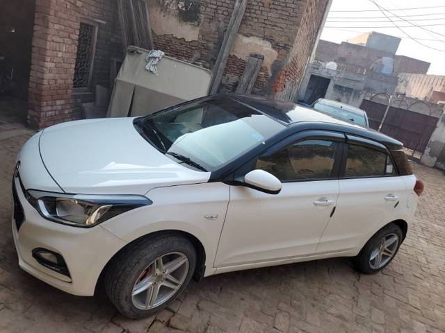 https://images10.gaadi.com/usedgaadi-sellcar/UsedCar/4ed568df-5be0-4d6b-9ecc-3e3c045c8111/ca4bff0e-329c-4ec6-b311-66c62d11c6f7.jpg?imwidth=6400