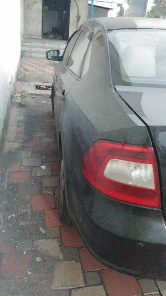 https://images10.gaadi.com/usedgaadi-sellcar/UsedCar/5023613c-f073-43bd-a017-47c603ea24d2/37e2bc79-6034-4dac-9b00-70223d60e5de.jpg?imwidth=6401