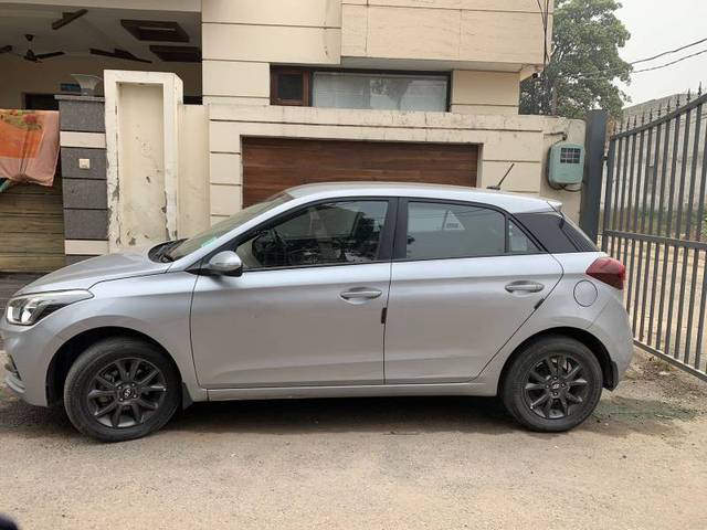 https://images10.gaadi.com/usedgaadi-sellcar/UsedCar/50a67858-fdad-4f09-b560-bd37b3103f79/03439d34-2dd4-4992-8109-ebb69403c350.jpg?imwidth=6402