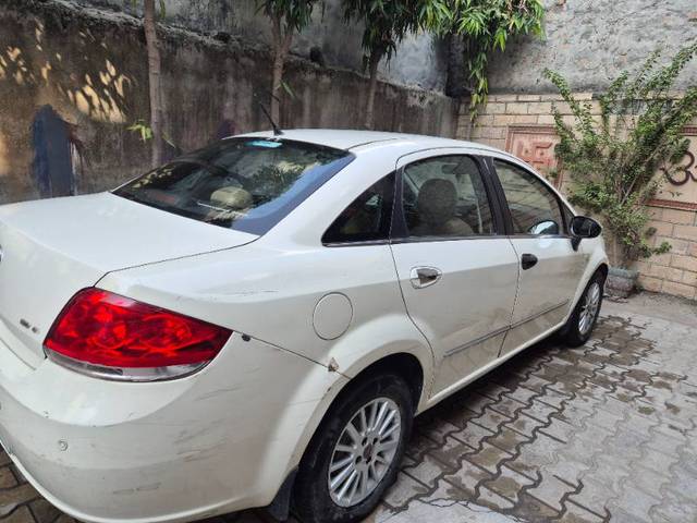 https://images10.gaadi.com/usedgaadi-sellcar/UsedCar/512ec307-a922-433e-bc96-5e9851a99b34/0728ac95-6b59-476d-ae9a-cb46b062e693.jpg?imwidth=6402