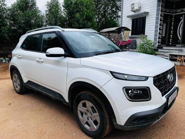 https://images10.gaadi.com/usedgaadi-sellcar/UsedCar/5134cf59-9114-45af-b5c0-631de48d98b5/288ff0aa-8a2e-41be-9049-d69a514302ed.jpg?imwidth=6400