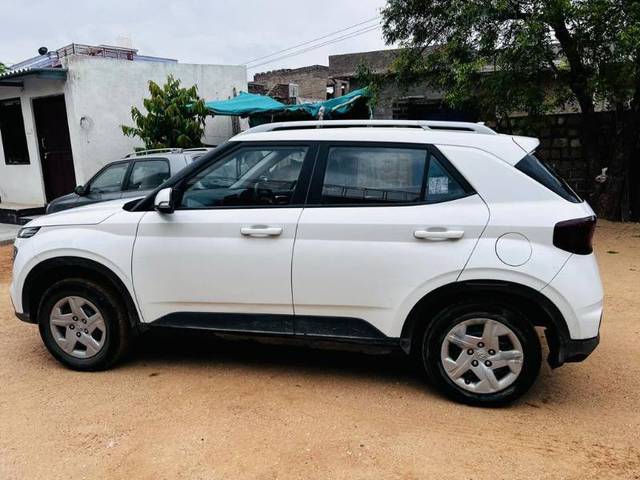 https://images10.gaadi.com/usedgaadi-sellcar/UsedCar/5134cf59-9114-45af-b5c0-631de48d98b5/ab5f771c-b217-4252-be49-68c5eb9f7808.jpg?imwidth=6401