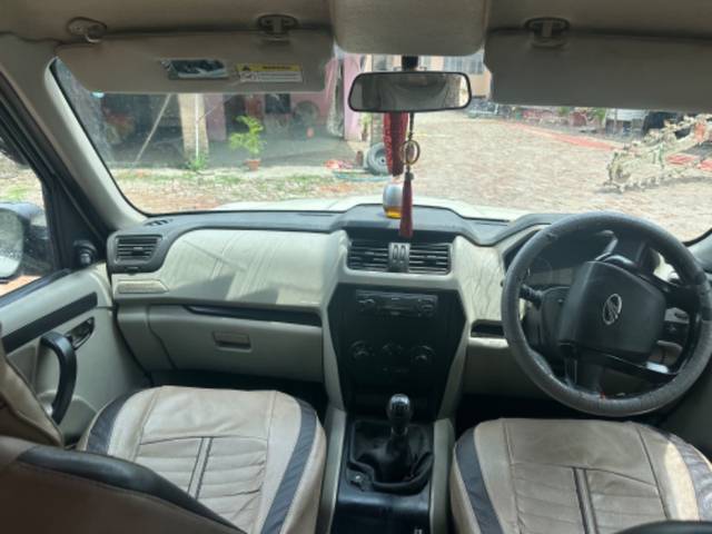 https://images10.gaadi.com/usedgaadi-sellcar/UsedCar/526a3de3-7eb9-4461-8d7d-110a4af927b6/068b8eb5-9f46-4651-86e9-570188fefce7.jpeg?imwidth=6402