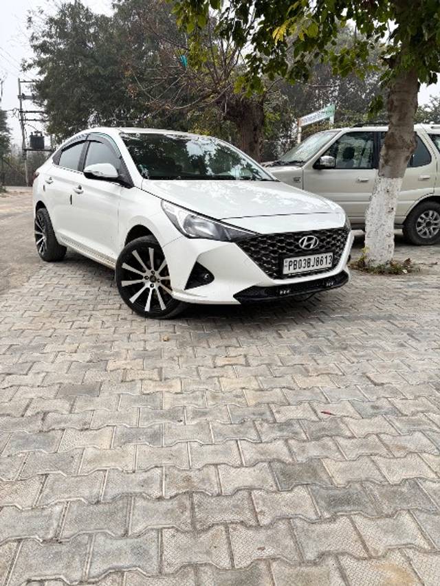 https://images10.gaadi.com/usedgaadi-sellcar/UsedCar/5297c0d6-0210-456e-ace4-494764cbc7be/411e2385-659c-46c0-81cd-b8559dca1359.jpeg?imwidth=6400