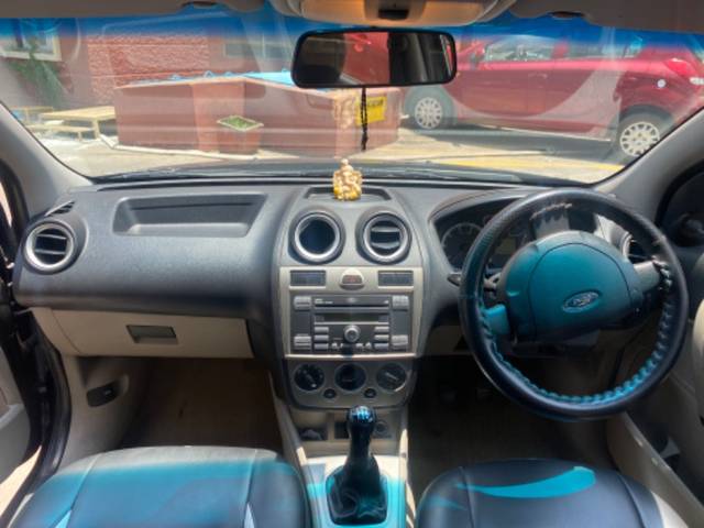 https://images10.gaadi.com/usedgaadi-sellcar/UsedCar/53698a8f-9027-4e92-9d2f-5baf4189921c/c15f8a6d-e508-4c2c-ba55-105a1a1d0f4a.jpg?imwidth=6402