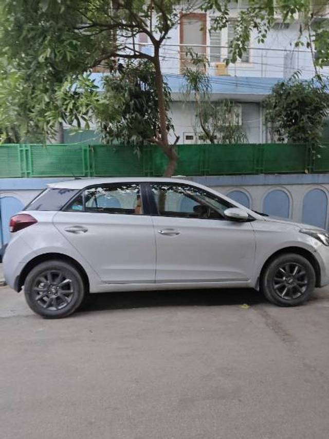 https://images10.gaadi.com/usedgaadi-sellcar/UsedCar/53933e49-3b7f-4c45-aca4-a7bc68b56d16/a34ebd69-20fe-40af-880c-647077c06e5a.jpg?imwidth=6401