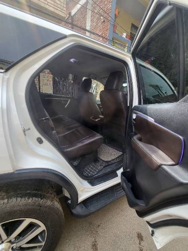 https://images10.gaadi.com/usedgaadi-sellcar/UsedCar/54d793c5-738b-4d50-840d-59beb59251fe/d1e97f4a-3d80-40aa-810e-56470b5681bd.jpg?imwidth=6401