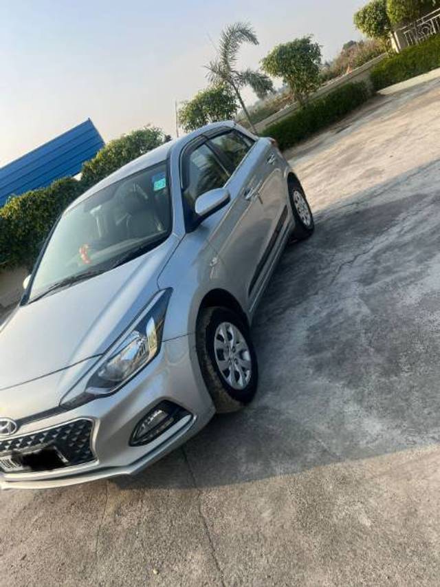 https://images10.gaadi.com/usedgaadi-sellcar/UsedCar/54db10a3-8e25-49d4-96aa-a44de1f272c0/e8ddc126-c6e0-4577-9e26-0f7994c406ea.jpg?imwidth=6401