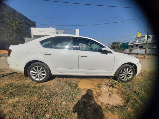 https://images10.gaadi.com/usedgaadi-sellcar/UsedCar/55013f73-e5cb-40bd-96d3-e48771c7d5ca/b72f1038-d97a-47d0-b7b2-d670c0674c91.jpg?imwidth=6401