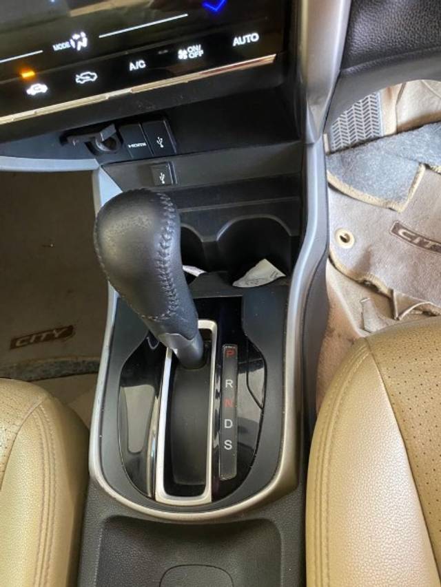 https://images10.gaadi.com/usedgaadi-sellcar/UsedCar/566ce972-a165-4b70-8bba-aa2f9bee1cf7/ed3bdca6-f579-42b1-9507-e258e2cdea99.jpeg?imwidth=6401