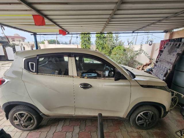 https://images10.gaadi.com/usedgaadi-sellcar/UsedCar/56dc0d65-a459-416f-9569-e9849bbabaeb/d81cd305-4819-48ad-80f3-184b3079852f.jpg?imwidth=6401