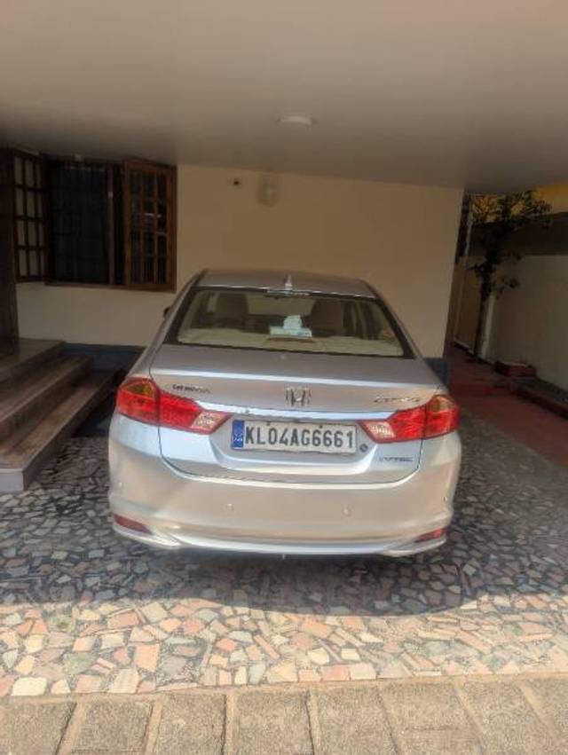 https://images10.gaadi.com/usedgaadi-sellcar/UsedCar/573528b1-4095-46a8-b77a-722b40ebf52a/739c1ab7-b071-4423-9d52-b5b9b85a91fe.jpg?imwidth=6402