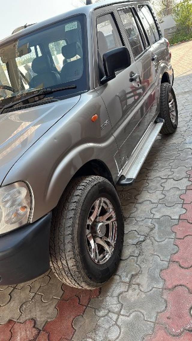 https://images10.gaadi.com/usedgaadi-sellcar/UsedCar/588736a1-b2f9-4f10-a7d4-4406e0804995/fb1e6c1c-edf5-4409-a1b0-db3671a20936.jpeg?imwidth=6400