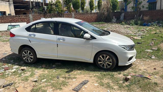 https://images10.gaadi.com/usedgaadi-sellcar/UsedCar/592150b4-459f-45d1-b146-49ce9724b1af/5660ff1b-6155-40ca-8b26-e155a0ab2db5.jpeg?imwidth=6400