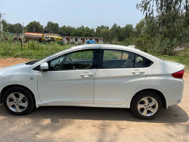https://images10.gaadi.com/usedgaadi-sellcar/UsedCar/5a749cb9-49da-44a0-beaf-351dc036f5b2/3dc37ce3-2a70-4d61-ae4b-e0d2bdaa3d9b.jpg?imwidth=6402