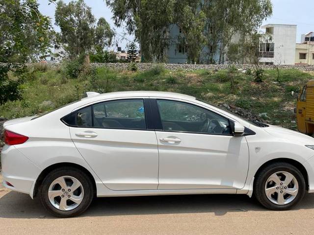 https://images10.gaadi.com/usedgaadi-sellcar/UsedCar/5a749cb9-49da-44a0-beaf-351dc036f5b2/fb5d84bd-0e94-42c1-b5f2-4a68493722e5.jpg?imwidth=6400