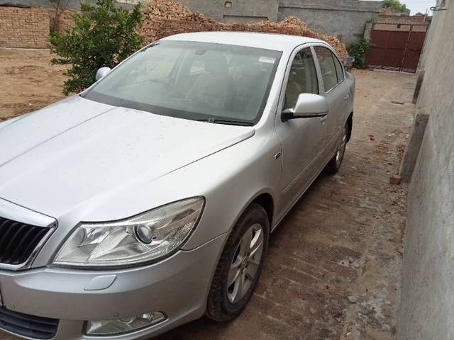 https://images10.gaadi.com/usedgaadi-sellcar/UsedCar/5a7638b5-1d37-4cba-ae81-47270e6cbeab/15d4cafb-d8fe-4a6a-8470-528711da7127.jpg?imwidth=6402