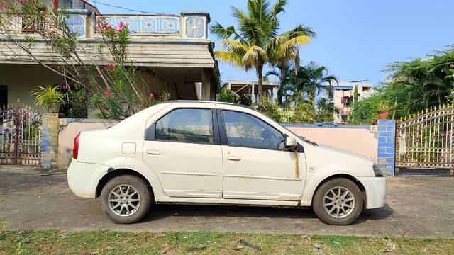 https://images10.gaadi.com/usedgaadi-sellcar/UsedCar/5b1749d8-f0cc-45ba-879c-df28b2f56010/55eb1298-4d67-481a-8b33-8e26bd4e225e.jpg?imwidth=6402