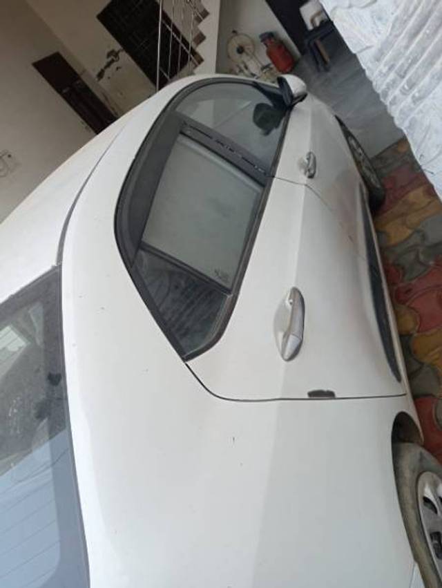 https://images10.gaadi.com/usedgaadi-sellcar/UsedCar/5b311cdc-cceb-48f7-b02f-8db307900745/8d8e631b-b32d-40f5-b4ac-c72338e20f2e.jpg?imwidth=6402