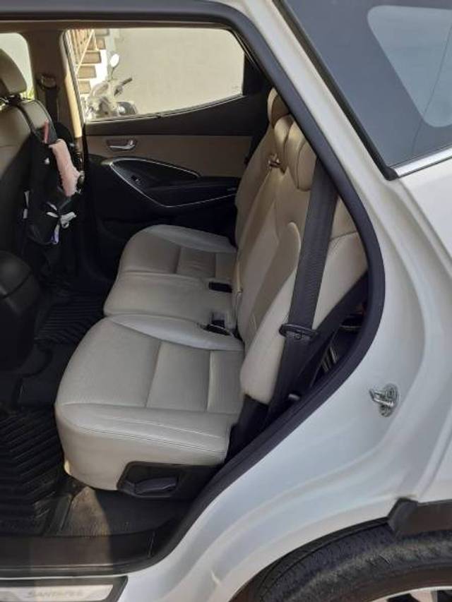 https://images10.gaadi.com/usedgaadi-sellcar/UsedCar/5b4a287b-9e3f-4dc3-b6ef-93d9dc84fe24/d244933f-28ce-4039-b544-c7dce06b6c7d.jpeg?imwidth=6402