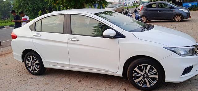 https://images10.gaadi.com/usedgaadi-sellcar/UsedCar/5c38d970-4ee6-4501-8a07-31b29d51dbfe/d9259df6-5073-4a27-8b54-a329a6059ba2.jpg?imwidth=6401