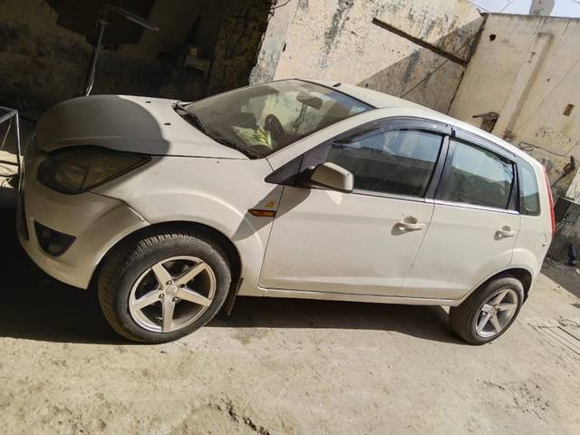 https://images10.gaadi.com/usedgaadi-sellcar/UsedCar/5ca9a6c3-e128-478d-a33c-7628bd12620f/8083ba66-5f8c-4215-a02f-4ea4d031f132.jpeg?imwidth=6402
