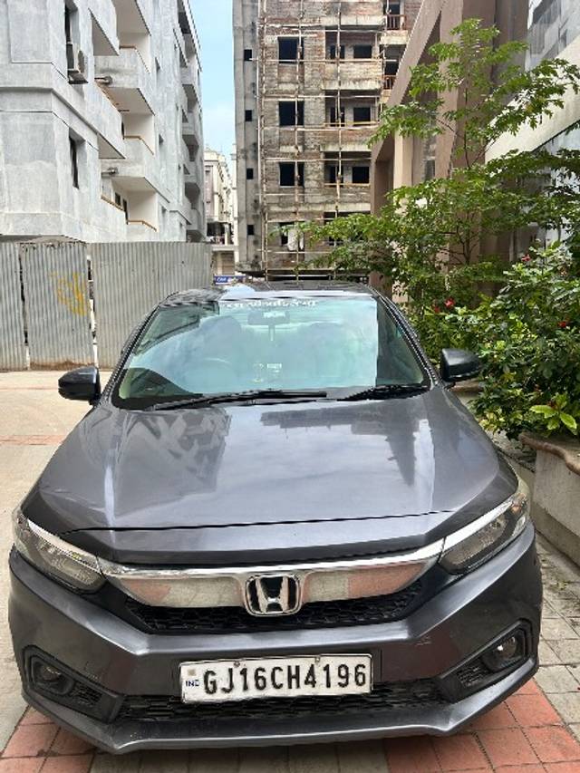 https://images10.gaadi.com/usedgaadi-sellcar/UsedCar/5d91076b-08fe-4379-87d7-77404e136e9a/5128e1bf-03fd-46ab-9104-1b7ae4be7b55.jpg?imwidth=6402