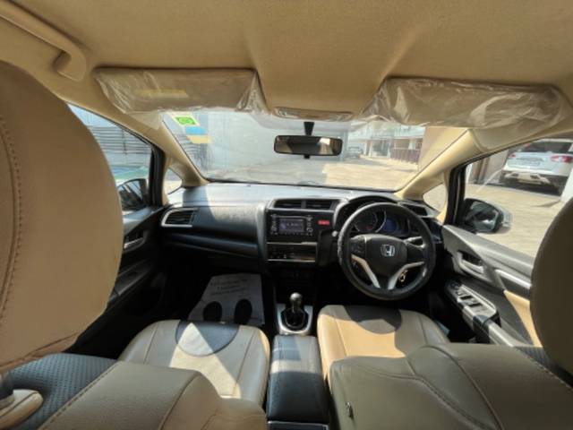 https://images10.gaadi.com/usedgaadi-sellcar/UsedCar/5e27cee8-6adf-41e8-bd20-bcd8c8c21798/be6e0ea5-0478-4f33-a6b6-7af4424f5d9f.jpeg?imwidth=6402