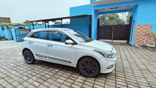 https://images10.gaadi.com/usedgaadi-sellcar/UsedCar/5ecf21b7-6743-4d3d-920f-834c237fbfe8/682b744e-b41f-4355-a0eb-1c2d8440c5f2.jpg?imwidth=6400