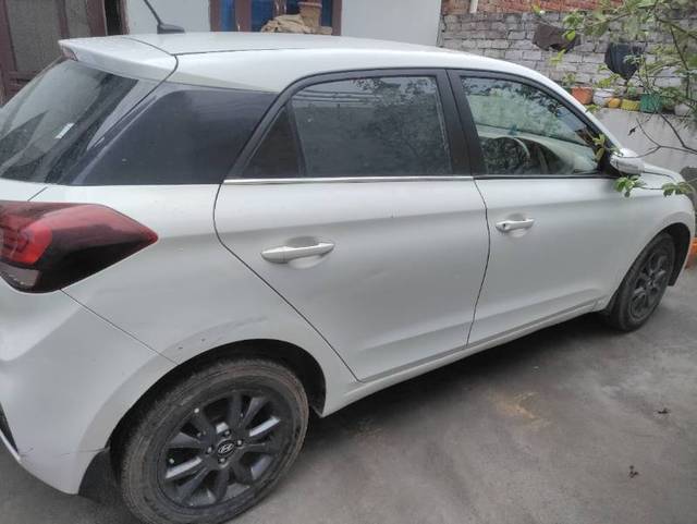 https://images10.gaadi.com/usedgaadi-sellcar/UsedCar/5fb2ca30-e5e6-41de-adca-d543929be435/58c22fc0-017a-4e2f-b66d-42681fbb9087.jpg?imwidth=6401