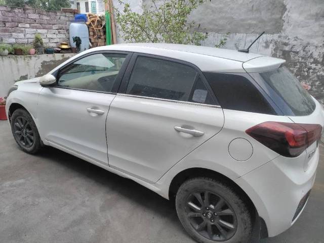 https://images10.gaadi.com/usedgaadi-sellcar/UsedCar/5fb2ca30-e5e6-41de-adca-d543929be435/9134dafc-f7ca-4e01-b2cf-7b9c73c6b024.jpg?imwidth=6402