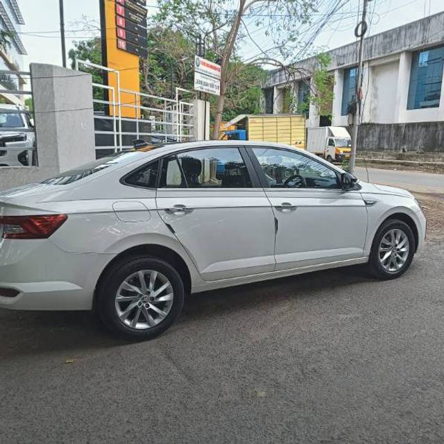 https://images10.gaadi.com/usedgaadi-sellcar/UsedCar/612abb74-a6c9-4a0b-aa63-5c0207d50bce/9f16de47-e8ac-43ef-94ae-7b9b596b997b.jpg?imwidth=6402