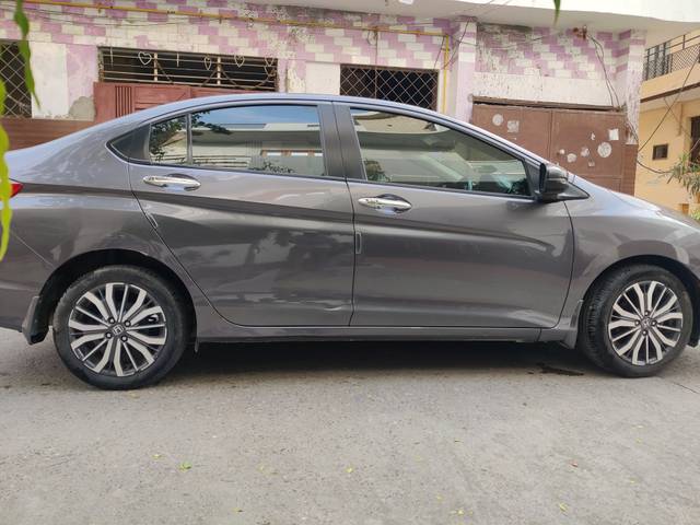 https://images10.gaadi.com/usedgaadi-sellcar/UsedCar/6136fb17-1565-4c2b-b1db-e64e5a1a470d/26e03c43-8f80-41b2-8649-5fdf7c1452fd.jpg?imwidth=6400