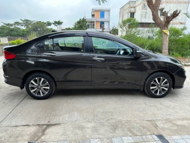 https://images10.gaadi.com/usedgaadi-sellcar/UsedCar/616eb767-d2a5-41c3-ac8e-861bc1a757fe/d92ec83f-dd44-4ca7-b736-79df734919f9.jpeg?imwidth=6401