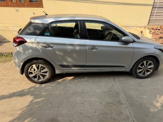 https://images10.gaadi.com/usedgaadi-sellcar/UsedCar/619dd79d-3a12-468b-aecb-96e0afafeace/36070699-c804-4742-9533-cf835bccc755.jpeg?imwidth=6401