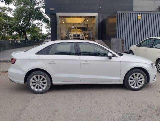https://images10.gaadi.com/usedgaadi-sellcar/UsedCar/6387d8a5-c153-4863-afa0-fff6cb111ecf/3700a881-3cad-4bf7-a020-df7eb91df902.jpeg?imwidth=6401