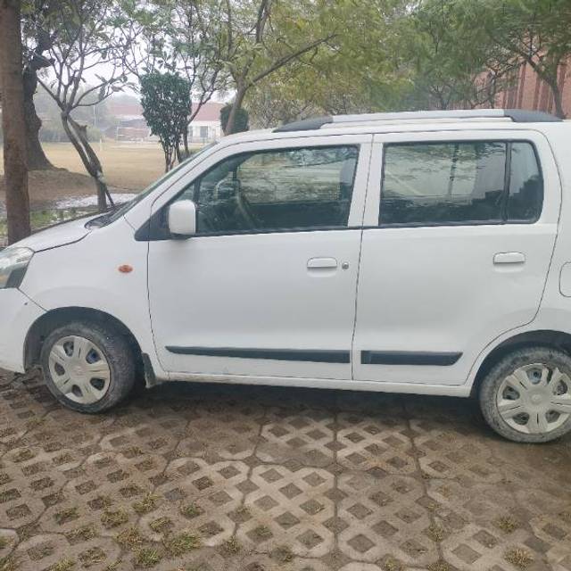 https://images10.gaadi.com/usedgaadi-sellcar/UsedCar/63d07522-67a5-490a-9b93-9ce9d5d2d1ce/1341a13e-a0aa-4492-a286-ebdc25a04d80.jpg?imwidth=6400