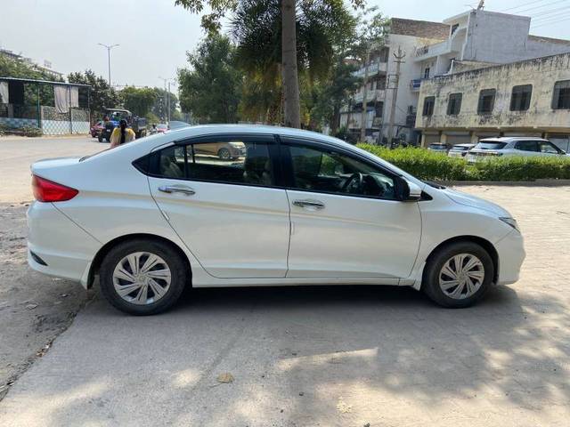 https://images10.gaadi.com/usedgaadi-sellcar/UsedCar/6434229b-6766-48ad-a3a3-bc7e2d43f628/0a8ebf68-244d-497a-8f6c-e3ab26f5b1d7.jpg?imwidth=6401