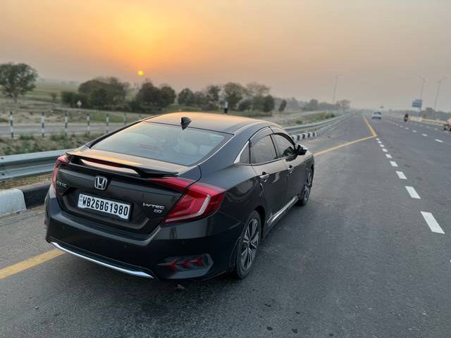 https://images10.gaadi.com/usedgaadi-sellcar/UsedCar/64b0b7da-fa5b-4d3b-aea3-25ad9e49a525/05add978-e655-44da-8a20-94c3486db988.jpeg?imwidth=6402