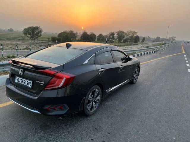 https://images10.gaadi.com/usedgaadi-sellcar/UsedCar/64b0b7da-fa5b-4d3b-aea3-25ad9e49a525/82b39980-3676-474d-95e3-8cd941119147.jpeg?imwidth=6401