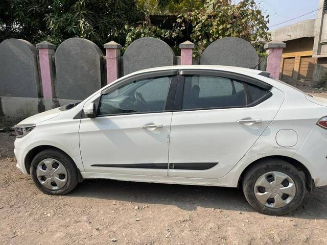 https://images10.gaadi.com/usedgaadi-sellcar/UsedCar/651b38d9-dbc9-4546-a74b-b2bd54b78277/9bf1c7aa-2002-4999-938a-3e73c484c33e.jpg?imwidth=6402