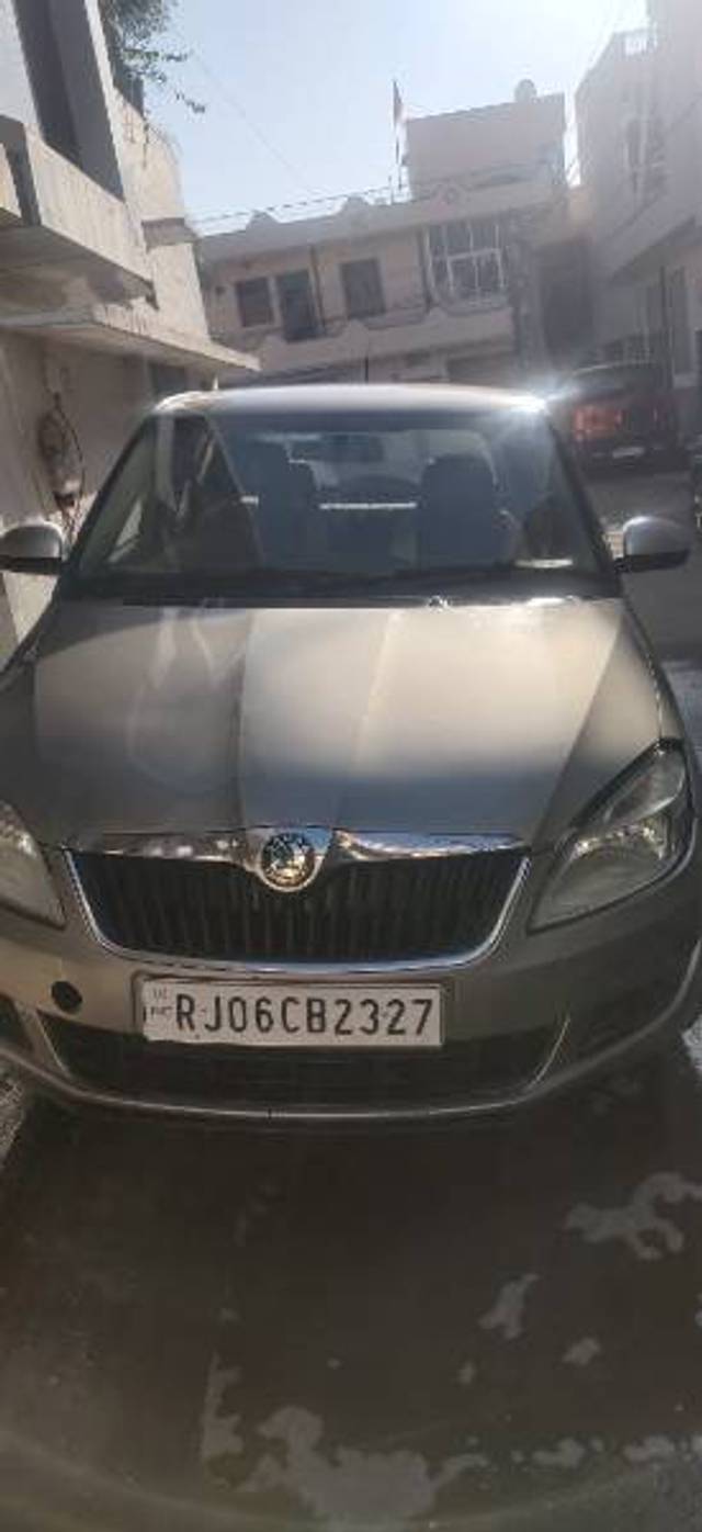 https://images10.gaadi.com/usedgaadi-sellcar/UsedCar/651b9ef4-61f2-4b5f-a2a0-318011fe0250/1210e879-b52d-4468-a1ed-a62eb103a697.jpg?imwidth=6402