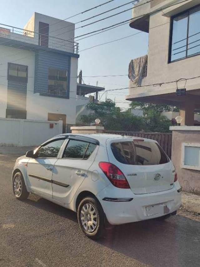 https://images10.gaadi.com/usedgaadi-sellcar/UsedCar/65893821-c52d-44af-b469-61633c87ebc0/fda83ec1-6232-479a-90da-ee096f6ef1c1.jpg?imwidth=6402