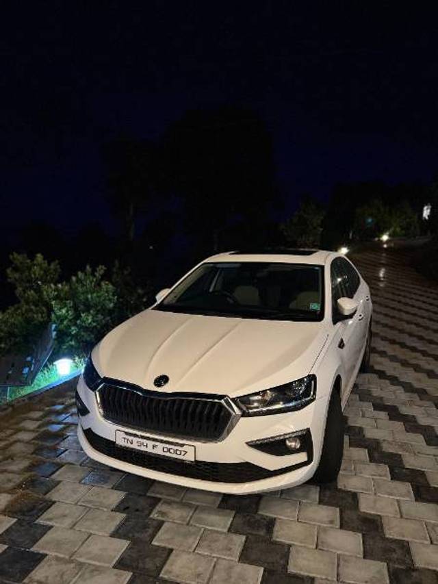 https://images10.gaadi.com/usedgaadi-sellcar/UsedCar/65abdc14-89b8-49d9-9c72-7d19c1c4827c/351f1784-bb81-4ff0-9a2b-ef6cf6edfa88.jpg?imwidth=6402