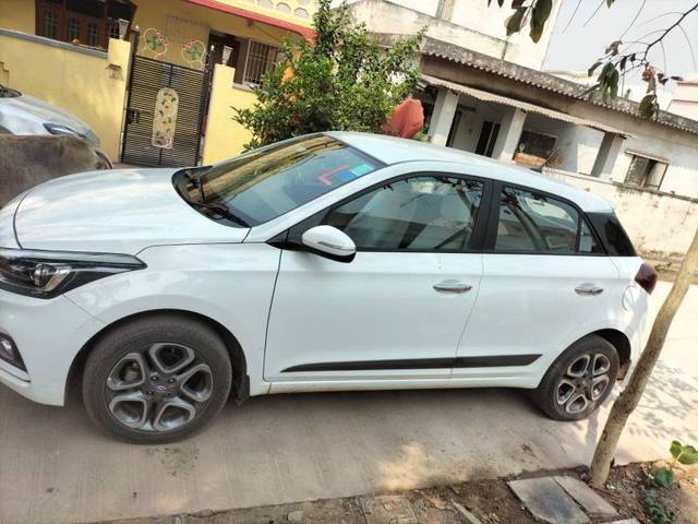 https://images10.gaadi.com/usedgaadi-sellcar/UsedCar/66e6869d-a4ea-4693-a19f-3b3ea79024f2/c08daee3-2f7b-412c-9c2d-ce1db442bcc4.jpeg?imwidth=6400