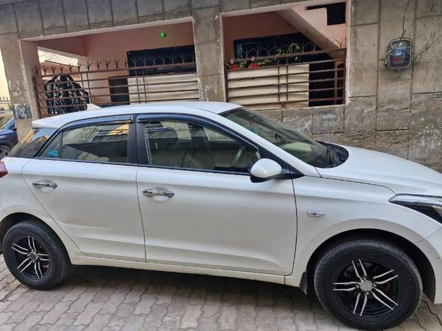 https://images10.gaadi.com/usedgaadi-sellcar/UsedCar/68c04cad-1ba0-4ba1-8e6d-52f75b1649ec/c24fa53c-74ed-4a93-97b4-8670bd386a9e.jpeg?imwidth=6401