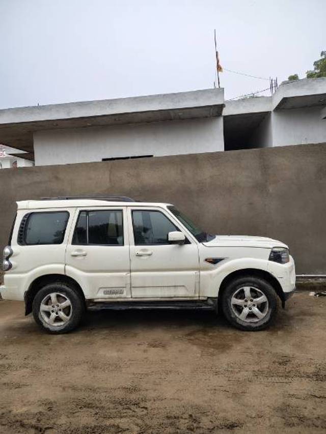 https://images10.gaadi.com/usedgaadi-sellcar/UsedCar/690d8284-6d77-4eb3-ab6f-e3a993d97273/1d6898c7-06cf-4d37-9331-f58a7f207b23.jpg?imwidth=6401