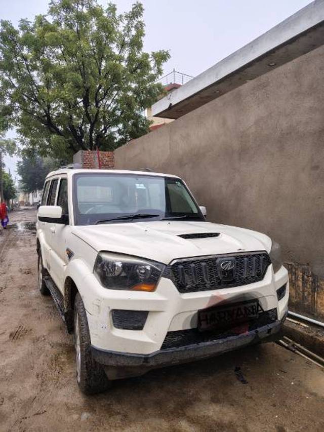 https://images10.gaadi.com/usedgaadi-sellcar/UsedCar/690d8284-6d77-4eb3-ab6f-e3a993d97273/528e0de1-5c6f-491a-ae52-7ee81e44643a.jpg?imwidth=6400