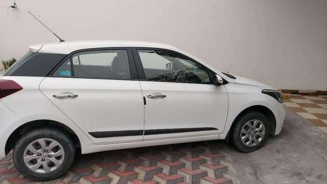 https://images10.gaadi.com/usedgaadi-sellcar/UsedCar/6aa366d3-b94b-4f38-8cc8-9529c332a632/b9125d56-1486-4693-b13e-4d2e6a2cd2a5.jpg?imwidth=6401